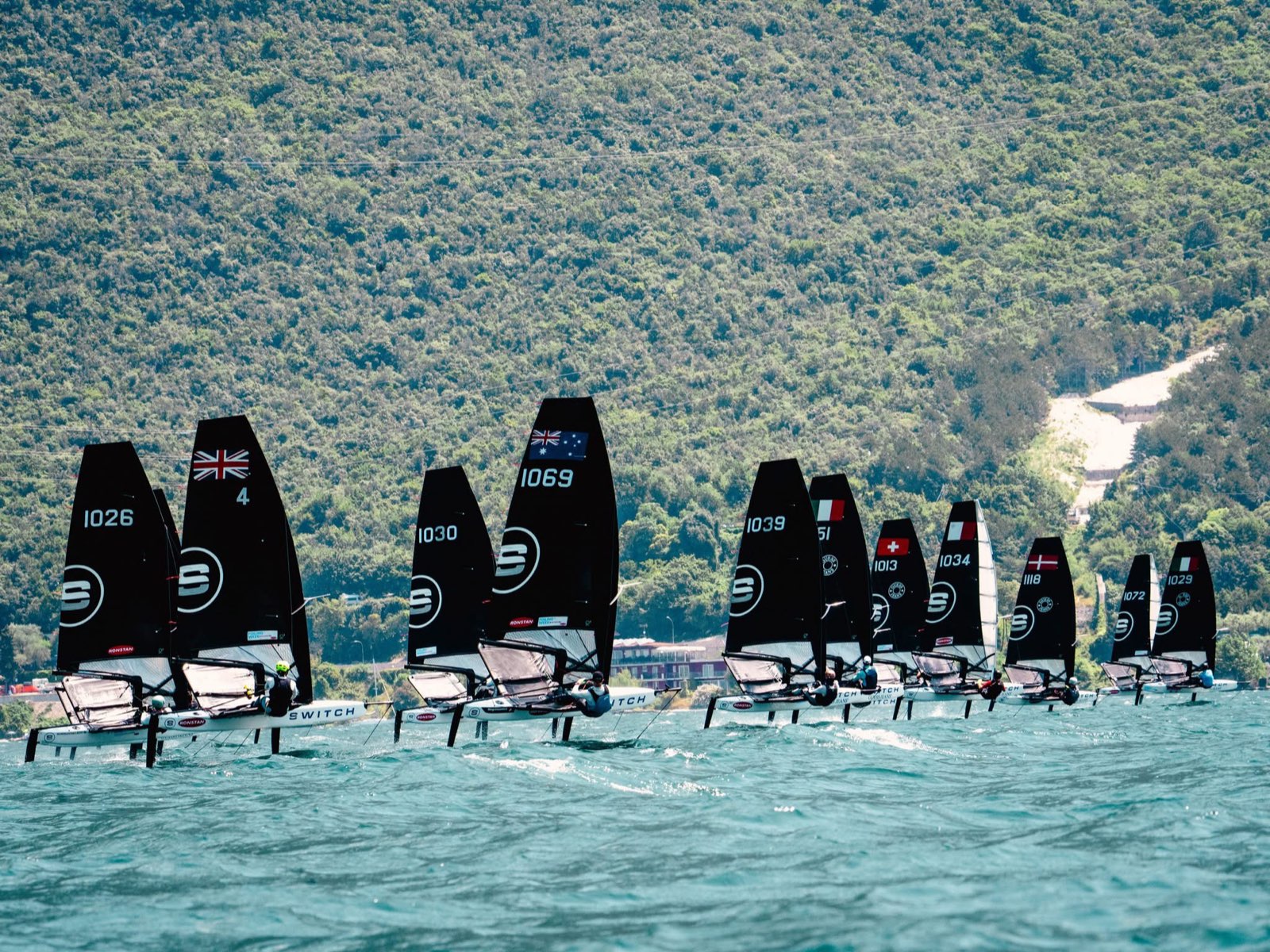 Flotte foilender Switch-Jollen auf der Regattabahn