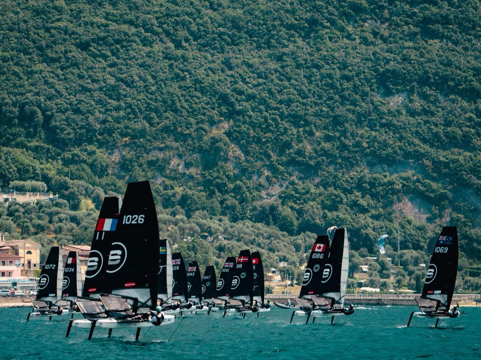 Start einer Regatta mit foilenden Switch-Jollen